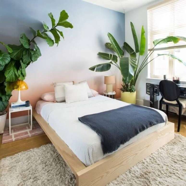 35. Os vasos de plantas complementam a decoração do quarto com cama oriental. Fonte – Jenny Kaplan