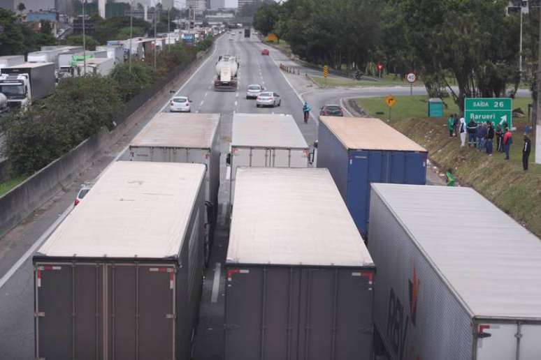 Motoristas enfrentam congestionamento nos dois sentidos da Rodovia Castelo Branco, na altura do km 26, sentido interior em Barueri, na terça-feira, 2