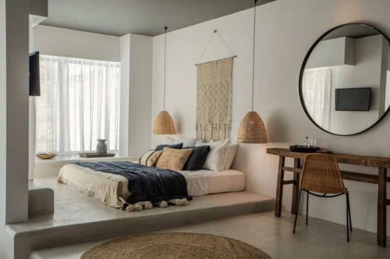 12. Tapete de sisal redonda, macramê e cama oriental decoram o quarto de casal. Fonte – Annabell Kutucu