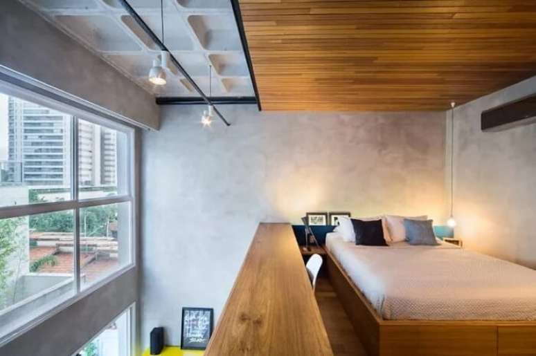 22. Quarto com parede de cimento queimado e cama oriental de madeira. Fonte – Casa 100 Arquitetura