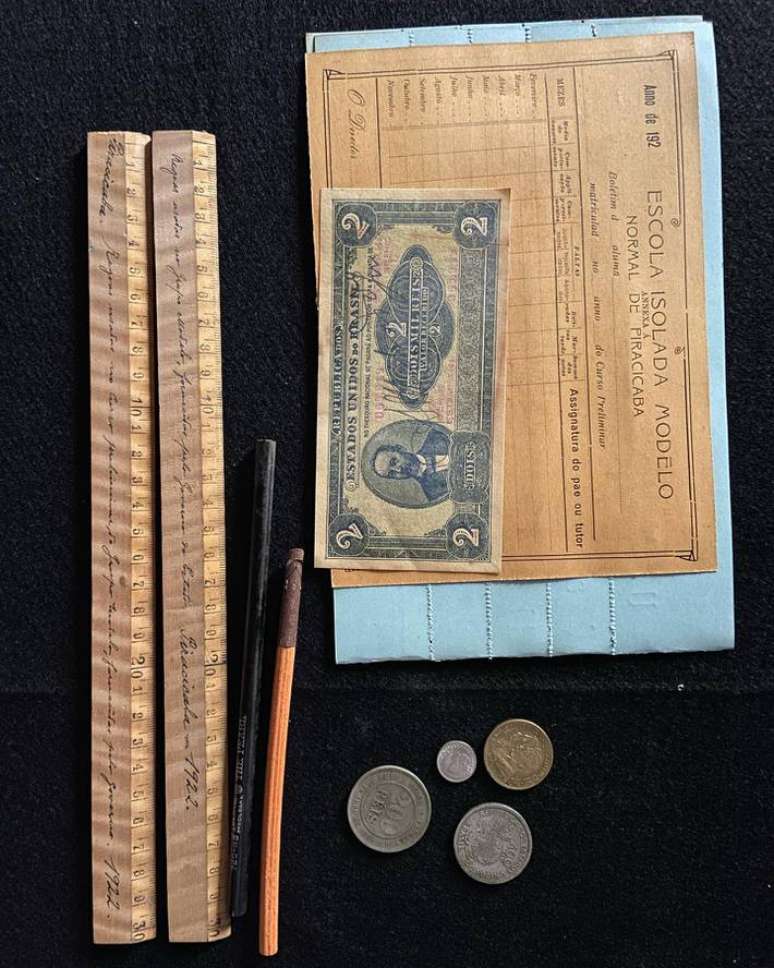 Materiais que estavam em c&aacute;psula do tempo "escondida" h&aacute; 100 anos na Escola Estadual Sud Mennucci em Piracicaba, interior de S&atilde;o Paulo.