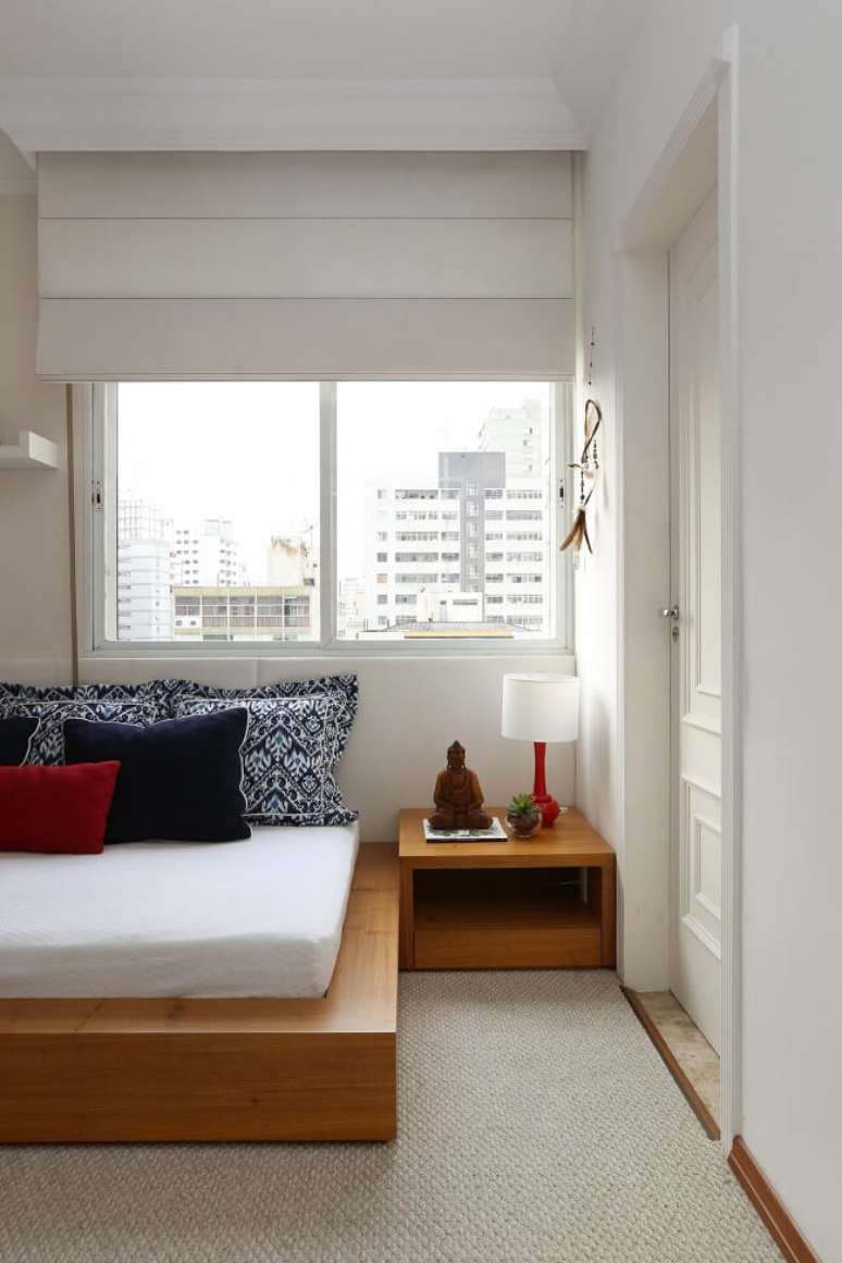 3. Cama de casal oriental com estrutura de madeira. Fonte – Renata Romeiro