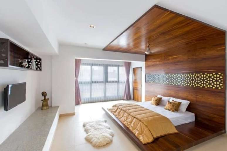 4. O revestimento de madeira serve como base para a cama oriental casal. Fonte – Design Café