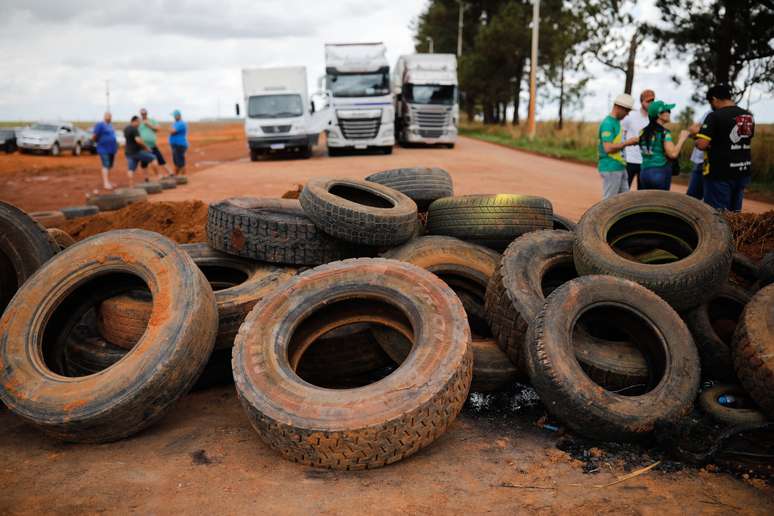 Bolsonaristas fazem bloqueios em rodovias federais desde o resultado das eleições presidenciais, no domingo, 30