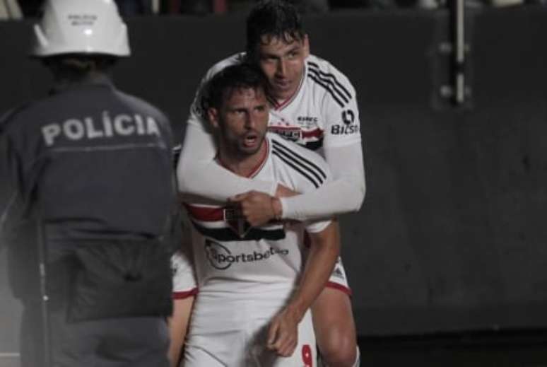 Ferraresi foi essencial para um dos gols de Calleri (Foto: Rubens Chiri / saopaulofc.net)