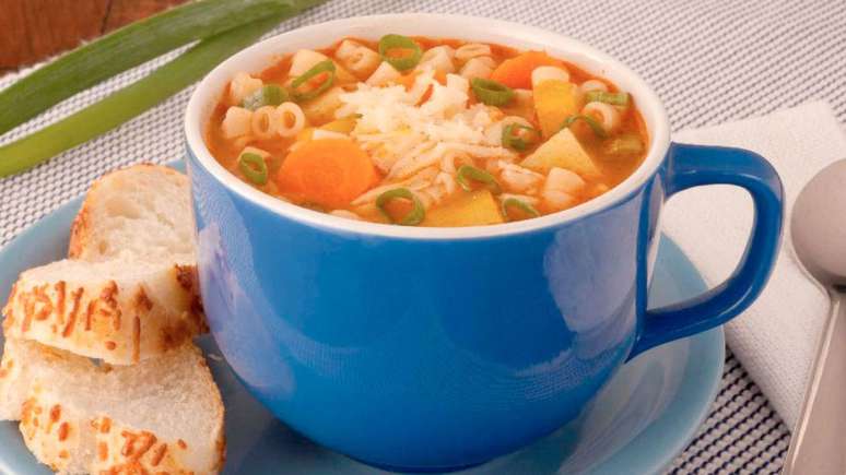 Sopa de legumes com macarrão – Foto: Guia da Cozinha