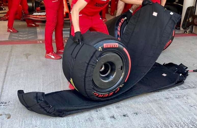 Os cobertores térmicos, com fim previsto para 2024, têm sido alvo de debate — e muitas críticas — na F1 (Foto Pirelli)