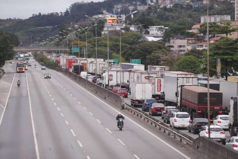 Na manhã desta quarta-feira, 2, bloqueio na Rodovia Castelo Branco segue atrapalhando a circulação e provoca longas filas na grande São Paulo.