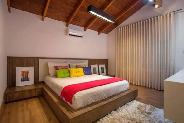 74. A mesa de cabeceira planejada e acoplada a cama oriental casal. Fonte – Ivana Cabral Arquitetura