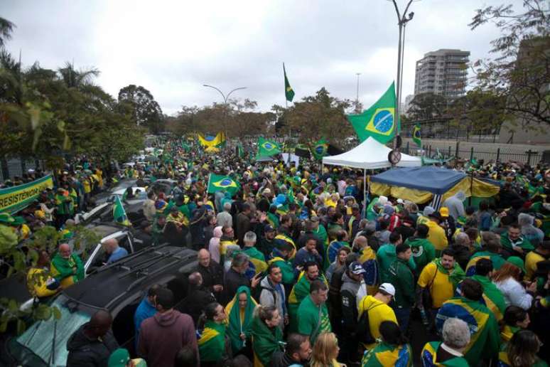 Milhares de pessoas foram à região do Ibirapuera, em São Paulo, protestar contra o resultado da eleição presidencial nas proximidades da sede do Comando Militar do Sudeste.