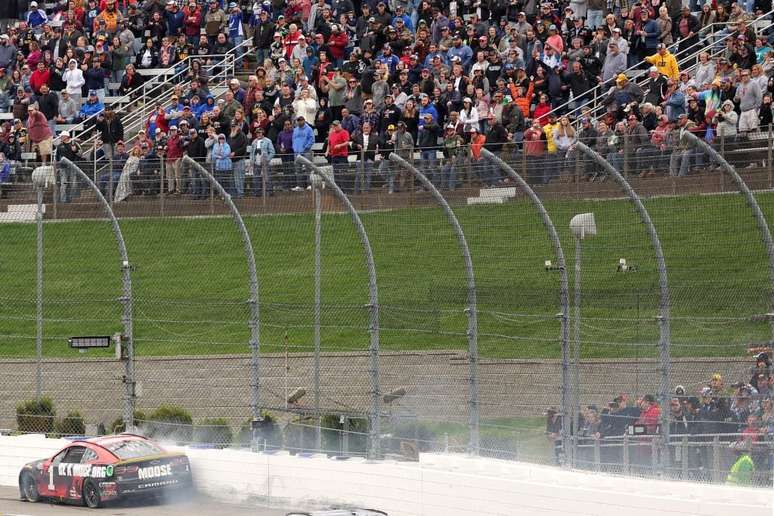 Chastain raspa o muro de Martinsville para disparar rumo à final em Phoenix 