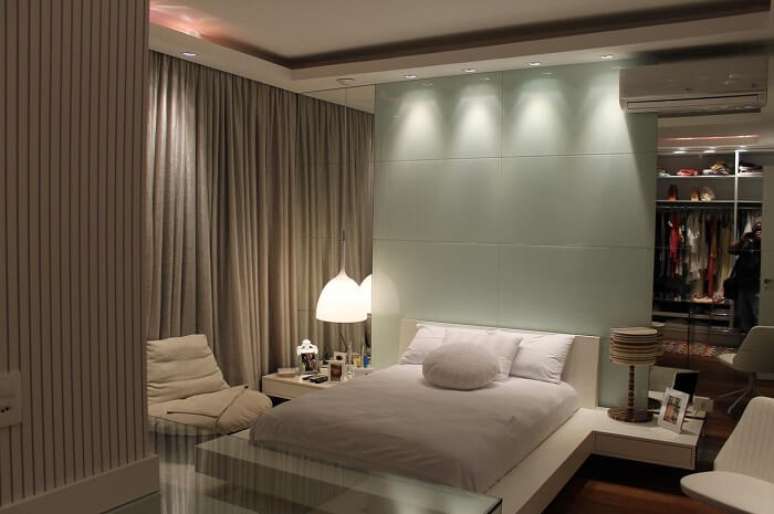 51. Mesa de cabeceira planejada com cama oriental de casal. Fonte – Herbert Betman