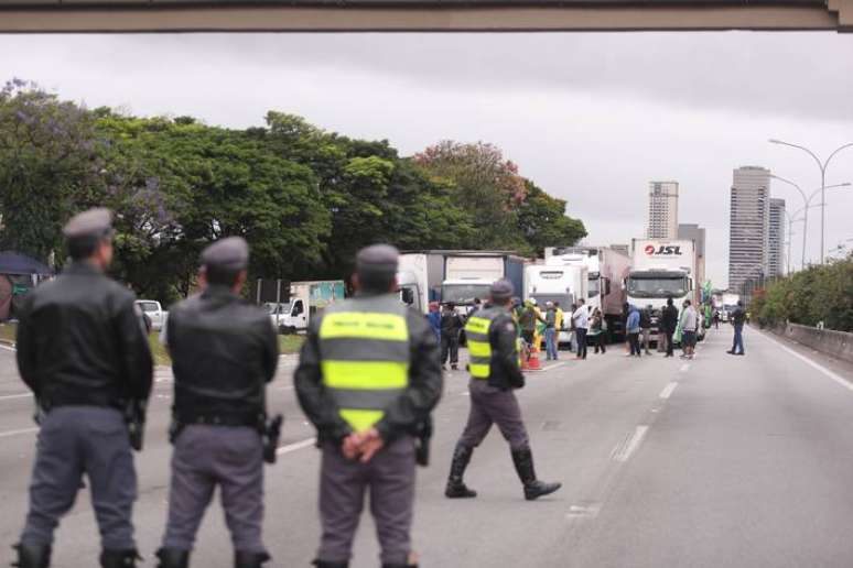 Bolsonaristas durante bloqueios de rodovias em São Paulo