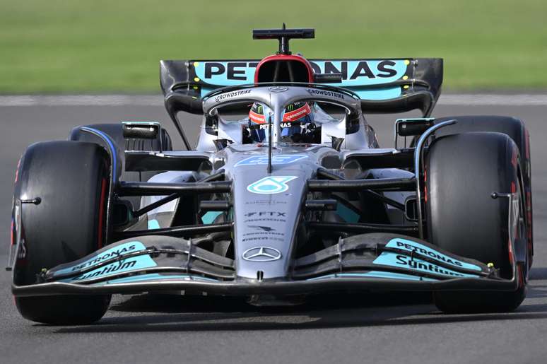 Vesti vai assumir um dos carros da Mercedes em Abu Dhabi 