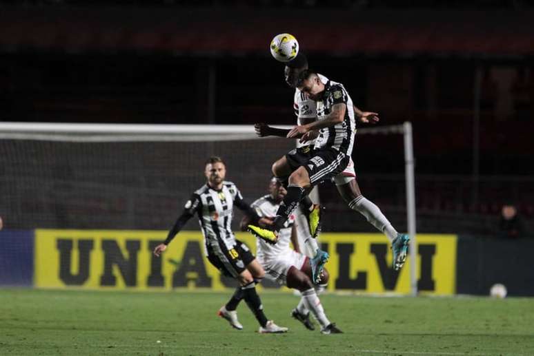 Léo disputa bola com rivais atleticanos no duelo de quinta, no Morumbi (Foto: Rubens Chiri/São Paulo FC)