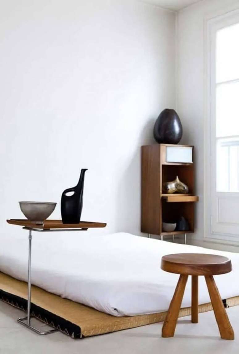 58. Decoração clean e minimalista com cama oriental de solteiro. Fonte – Decor Fácil