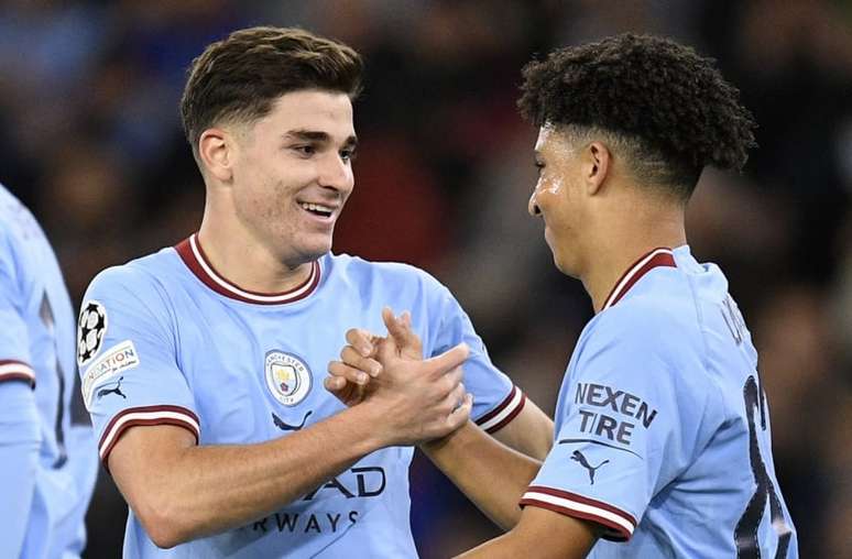 Rico Lewis e Julián Álvarez marcaram os dois primeiros gols do Manchester City (Foto: OLI SCARFF / AFP)