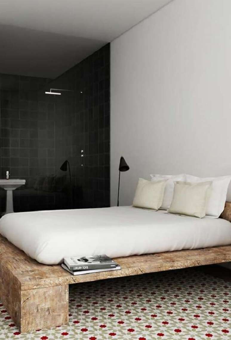 25. Quarto com ladrilho hidráulico no chão e cama oriental de madeira. Fonte – Decor Fácil