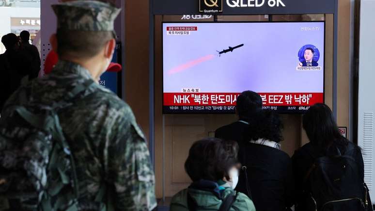 Pessoas assistem a uma reportagem na TV que mostra a Coreia do Norte disparando mísseis balísticos no mar, em Seul, na Coreia do Sul, em 2 de novembro de 2022