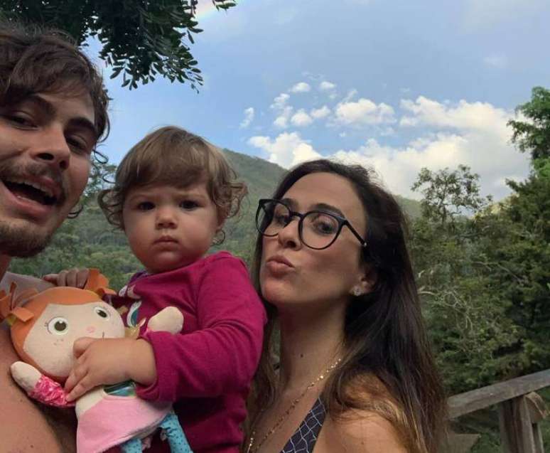 A apresentadora Tatá Werneck e o ator Rafael Vitti posam com a filha, Clara Maria