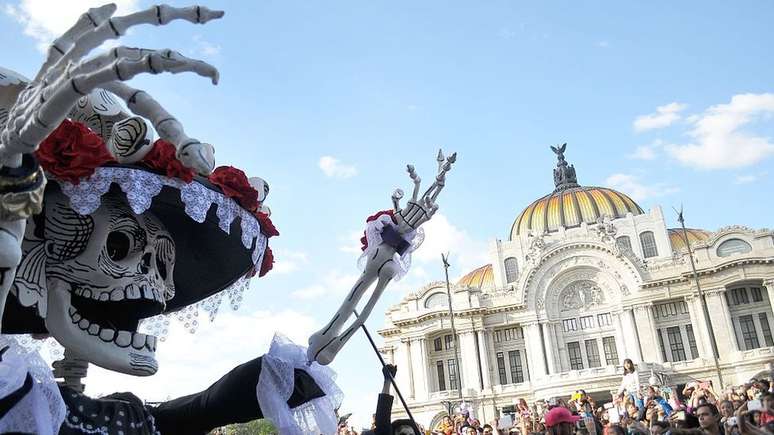 Depois do filme, figuras de grandes dimensões continuaram a ser a atração principal do desfile