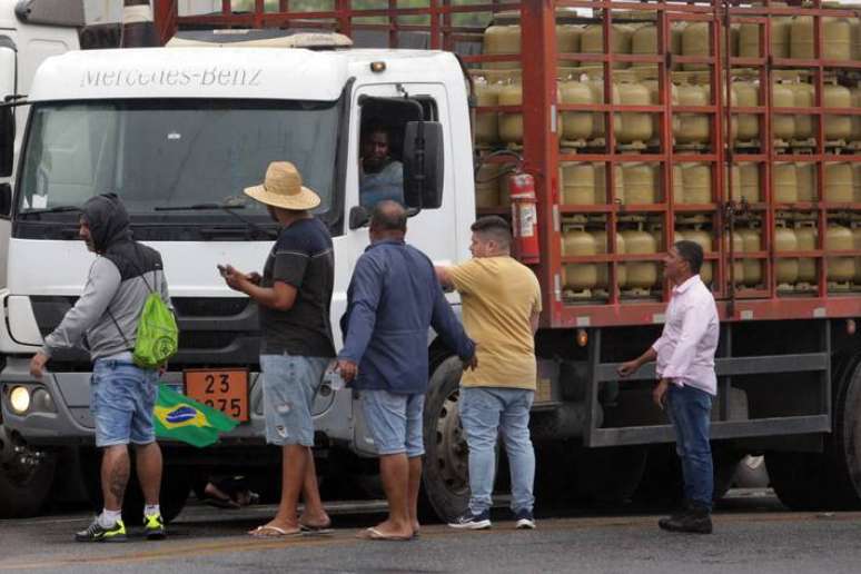 Caminhoneiros realizam bloqueio na saída da BR 101 em Itaboraí, município da região metropolitana do Estado do Rio