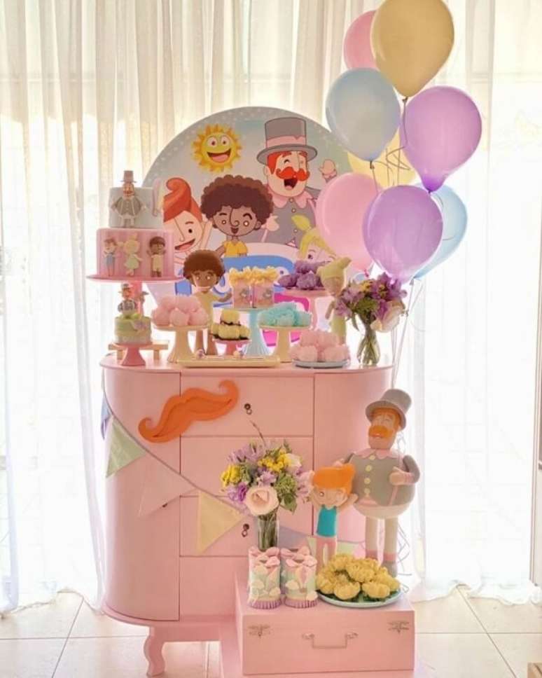 63. Decora&ccedil;&atilde;o festa mundo bita sobre uma c&ocirc;moda rosa. Fonte: Lulu Celebrate