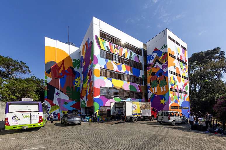 Grafite das artistas Avaf e Linoca Souza, sobre o ODS Igualdade de G&ecirc;nero, da ONU, na empena do CEU Campo Limpo durante a Virada Sustent&aacute;vel de 2021