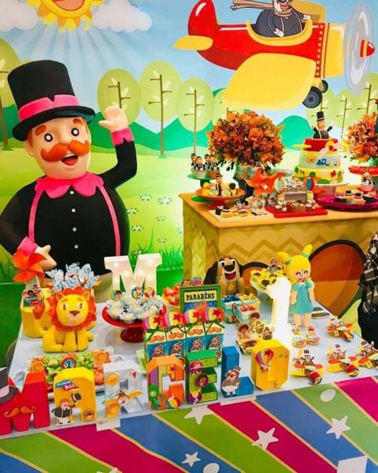 45. Mesa de doces para festa Mundo Bita decorada super colorida &ndash; Foto: Shay Ferradeira