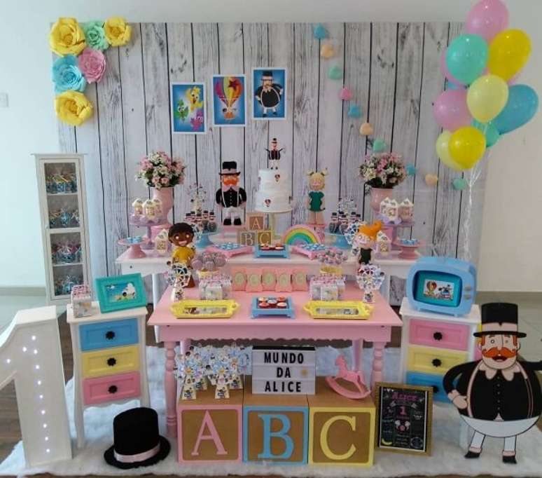 66. Crie uma decora&ccedil;&atilde;o especial com o tema festa mundo bita. Fonte: Festas Biz