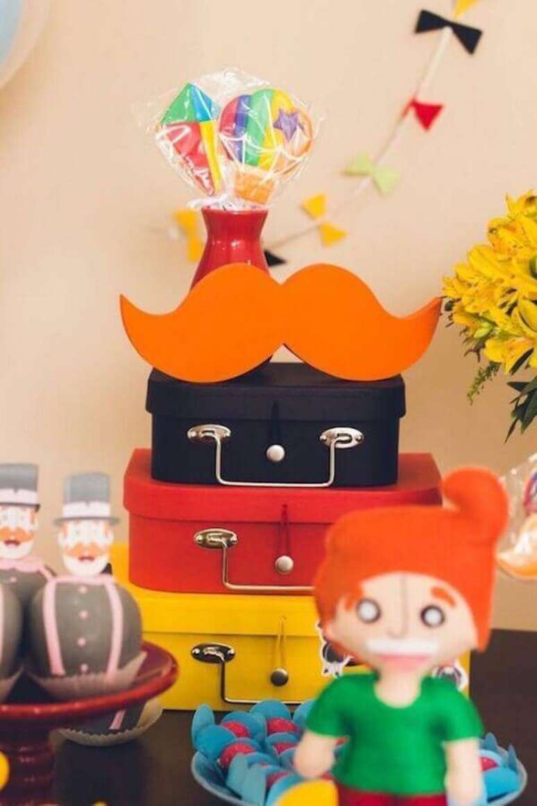 44. Maletas coloridas podem deixar a sua decora&ccedil;&atilde;o festa Mundo Bita muito mais bonita &ndash; Foto: Receber e Celebrar