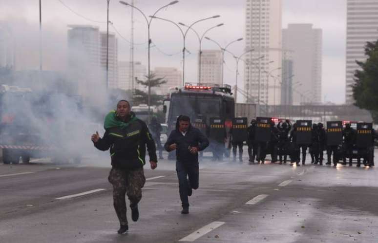 Na rodovia Castello Branco, Tropa de Choque dispersou manifestação golpista com gás lacrimogêneo.