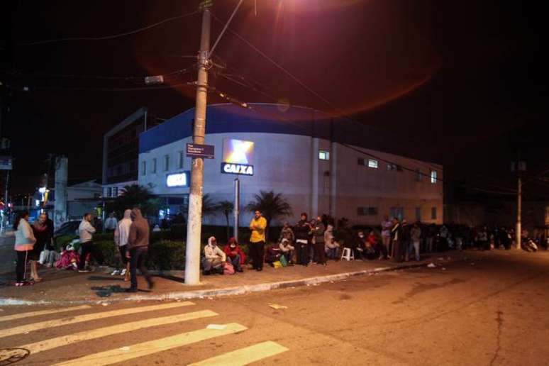 Na agência da Caixa em Grajaú, zona sul de São Paulo, 400 pessoas esperavam pelo auxílio emergencial