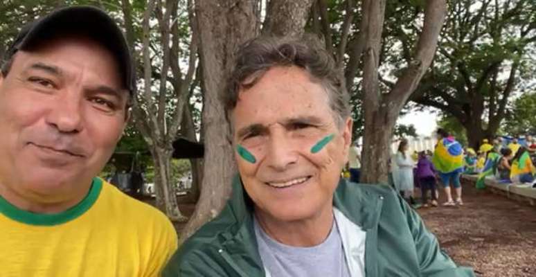 Nelson Piquet aparece ao lado de outro manifestante pró-Bolsonaro