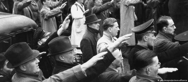 Apoiadores fazem saudação nazista durante discurso de Hitler em Berlim em 1939