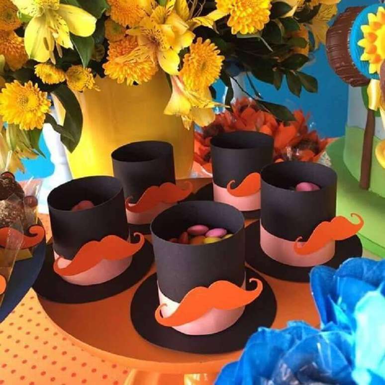 42. Ideia para decora&ccedil;&atilde;o festa Mundo Bita com cartola de papel cheia de confetes &ndash; Foto: Mil Ideias para Festas