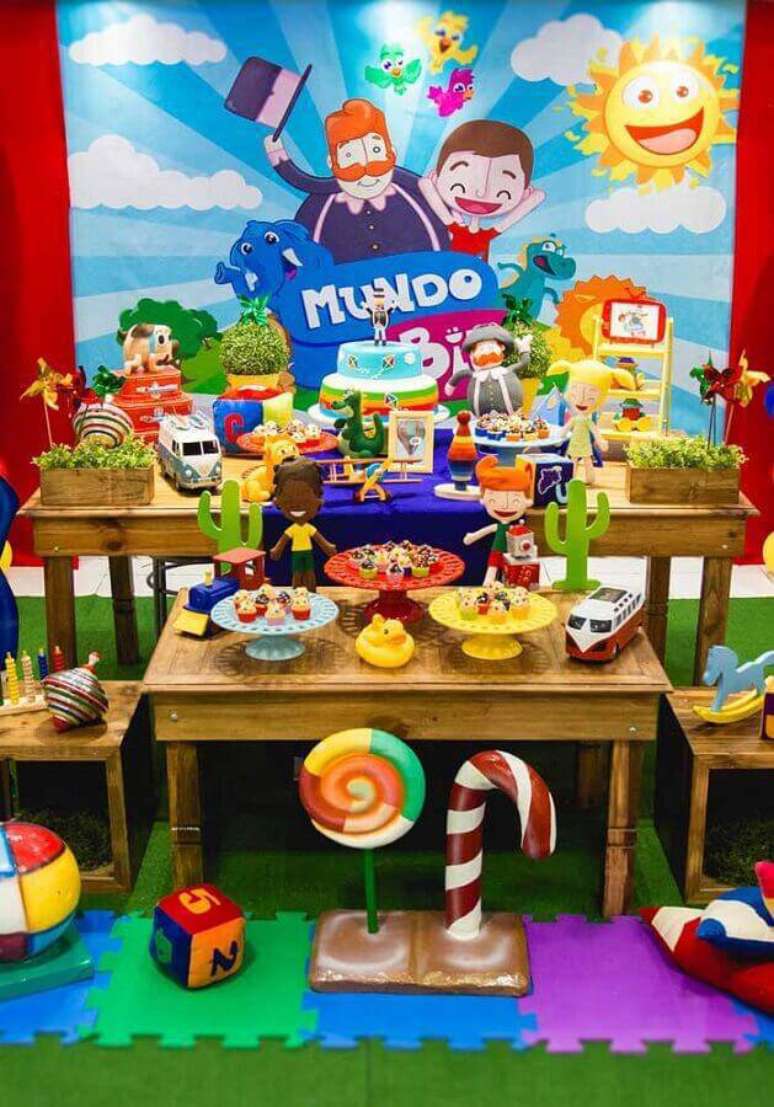 6. Os pratos de doces com cores diferentes levam um toque ainda mais divertido para a mesa da festa do Mundo Bita &ndash; Foto: We Heart It