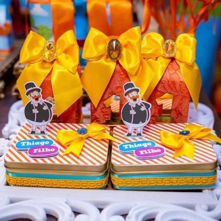 59. Latas e caixinhas podem ser usados como lembrancinhas da festa mundo bita. Fonte &ndash; Raissa Estrela Personalizados