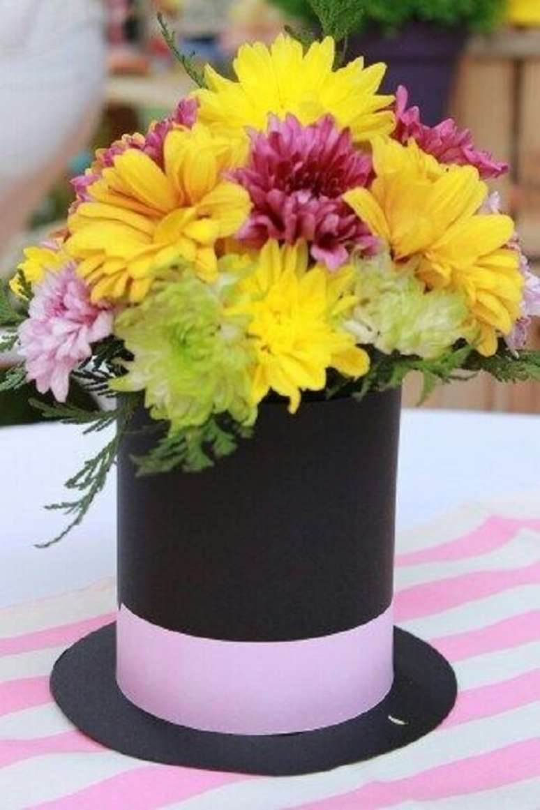 70. As flores trazem leveza para a decoracao festa mundo bita. Fonte: Mundo Ovo