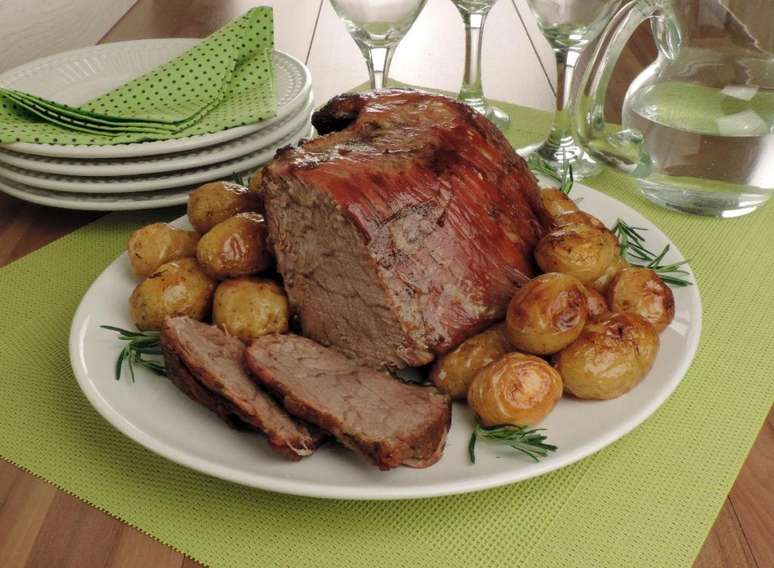 Carne assada com batatas – Foto: Guia da Cozinha