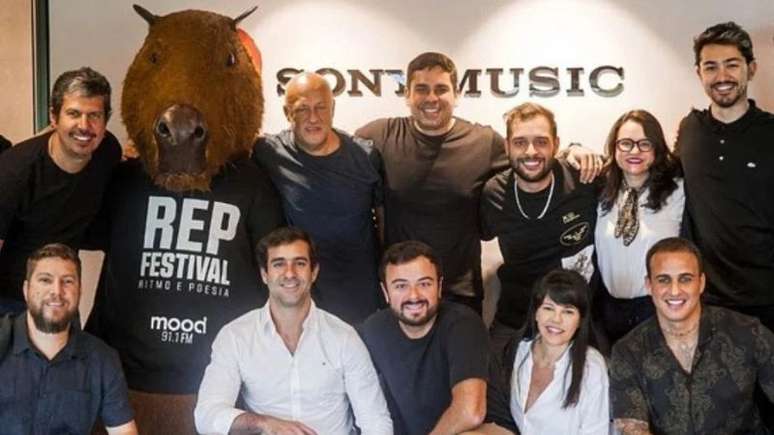 Imagem da equipe do REP Festival e da Filtr Brasil. Todos são brancos.