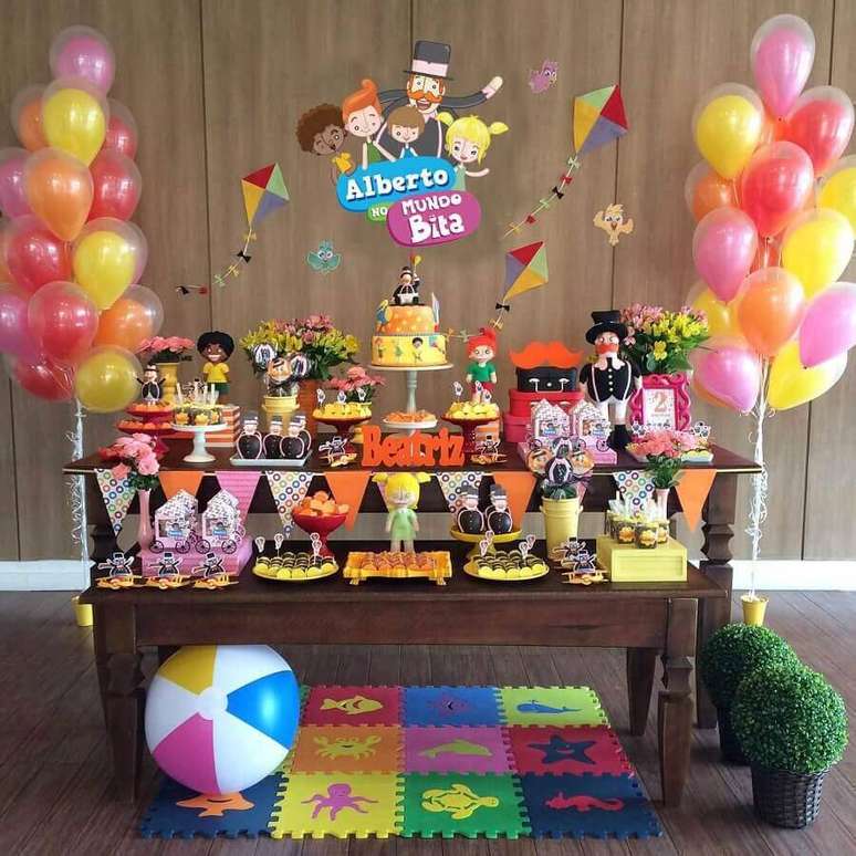 51. Ideia de decora&ccedil;&atilde;o festa Mundo Bita simples com bal&otilde;es e tapete colorido &ndash; Foto: Amor Decorar