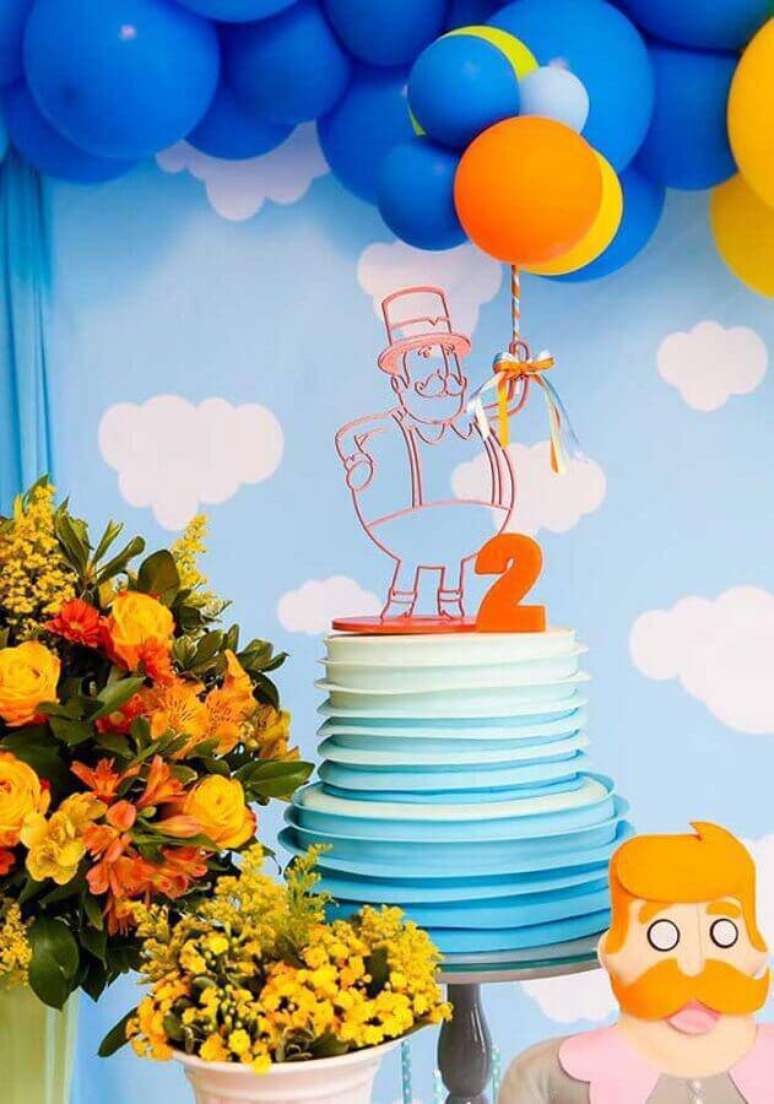 20. Bolo 2 andares com uma decora&ccedil;&atilde;o delicada para festa tema Mundo Bita com painel de nuvens &ndash; Foto: Menel.Info