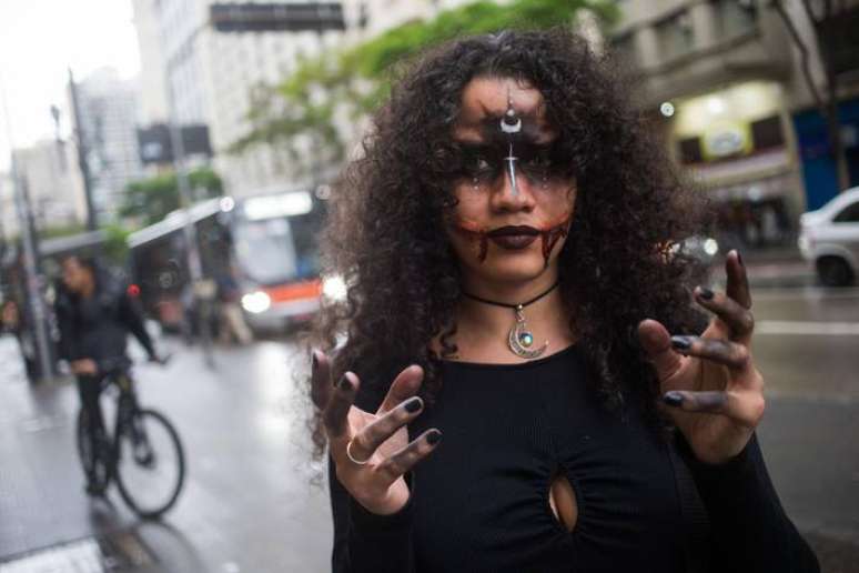 Mulher fantasiada na Los Muertos SP Walking Parade.