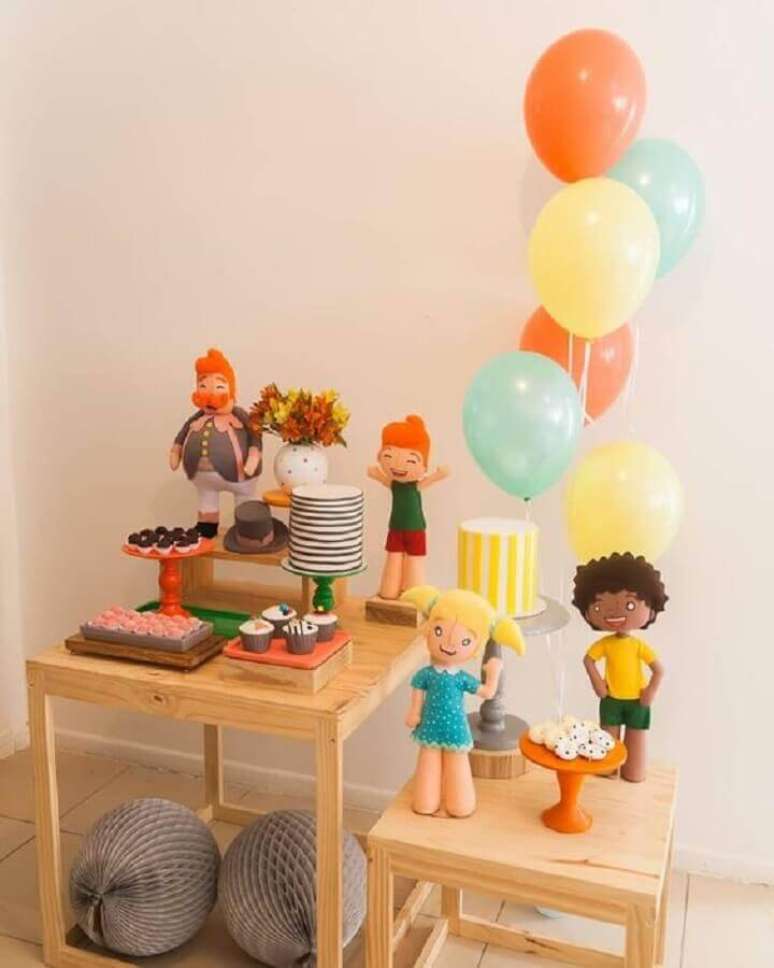 9. Delicada decora&ccedil;&atilde;o festa Mundo Bita simples com pequeno arranjo de bal&otilde;es e bonecos dos personagens &ndash; Foto: Amor de M&atilde;e Decor