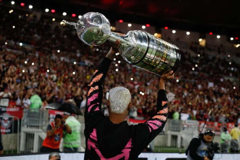 Nação foi recebida com as taças da Libertadores e da Copa do Brasil (Foto: Gilvan de Souza/Flamengo)