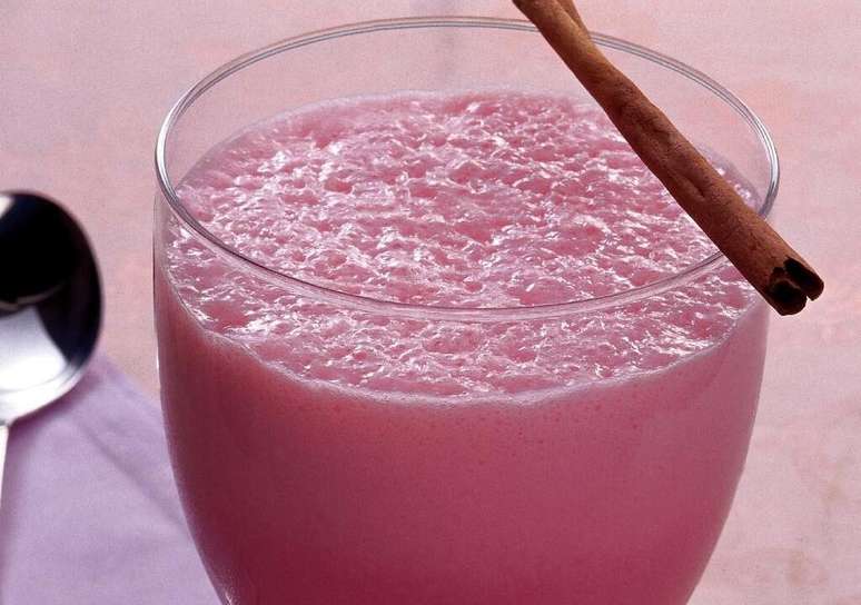 Iogurte caseiro de morango – Foto: Guia da Cozinha