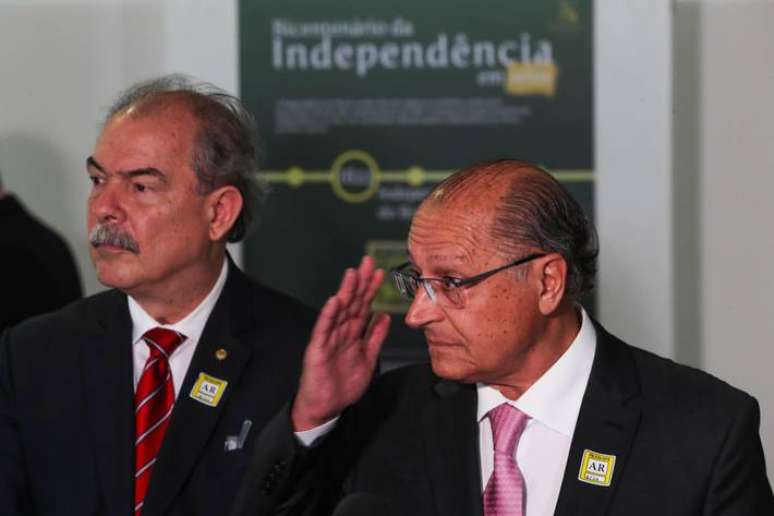 O vice-presidente eleito Geraldo Alckmin (PSD) e o petista Aloisio Mercadante no Palácio do Planalto em Brasilia-DF, após realizar a primeira reunião de transição de governo com o ministro chefe da casa cilvil, Ciro Nogueira (PP).