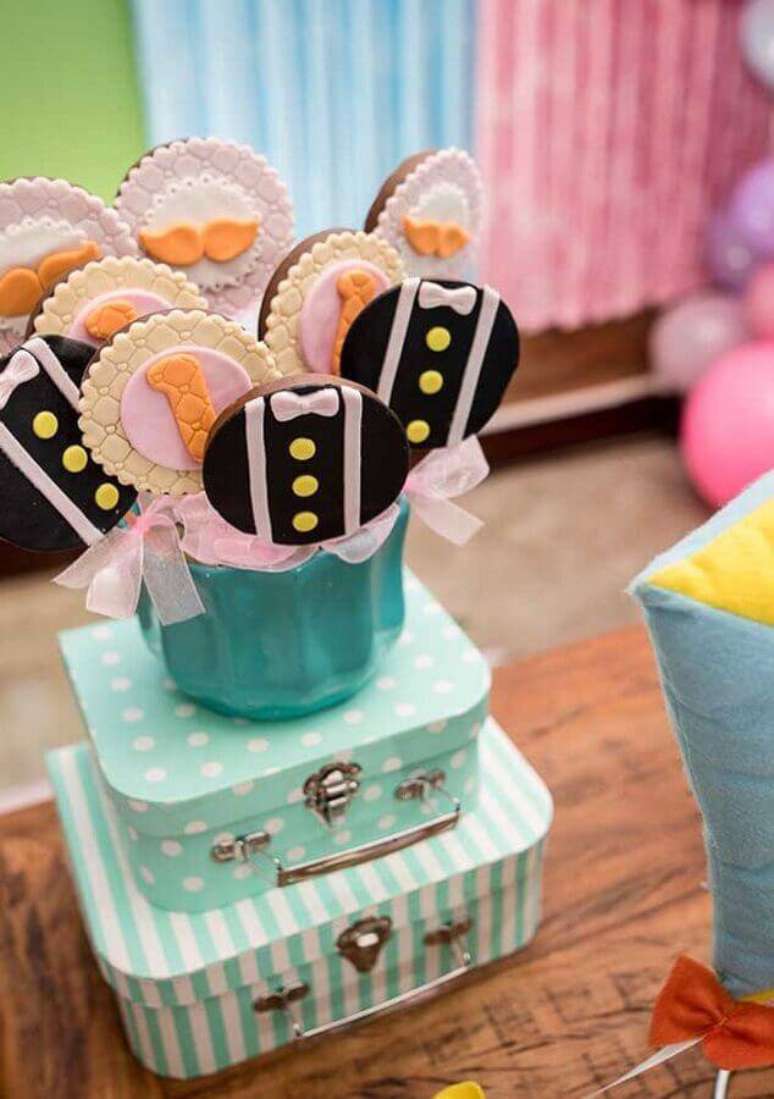 50. Pirulitos de chocolate decorados para festa do Mundo Bita &ndash; Foto: Pinosy