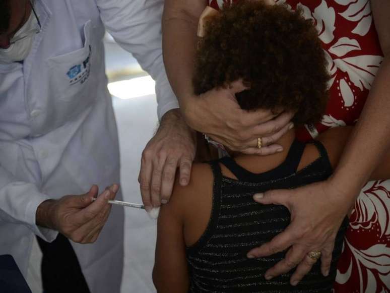 Aplicação da primeira dose da vacina contra Covid-19 em crianças no Rio de Janeiro.